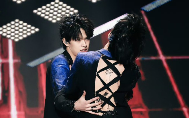 20240204tf家族新年音乐会极禹双人舞台《bite me》cr:薄荷情书