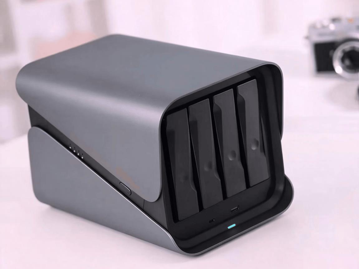 极空间私有云Z4Pro+ 4T套装 8G内存四盘位AI NAS家庭智能存储服务器(含红盘Plus 4T1)企业办公文件协同