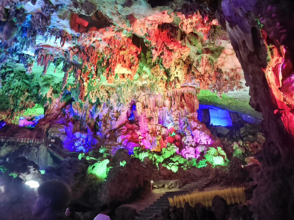 南宁的伊岭岩美景