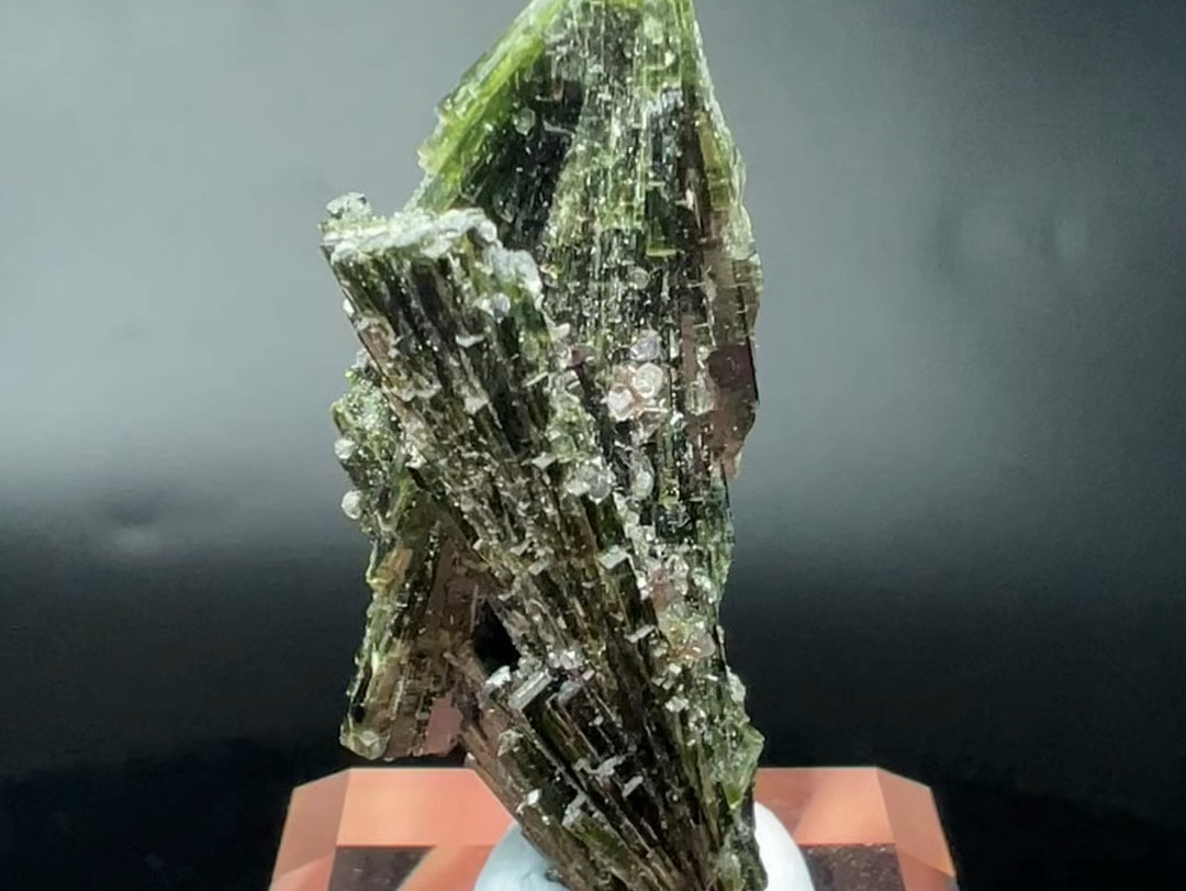 绿帘石Epidote 3.7cm 湖北大冶哔哩哔哩bilibili