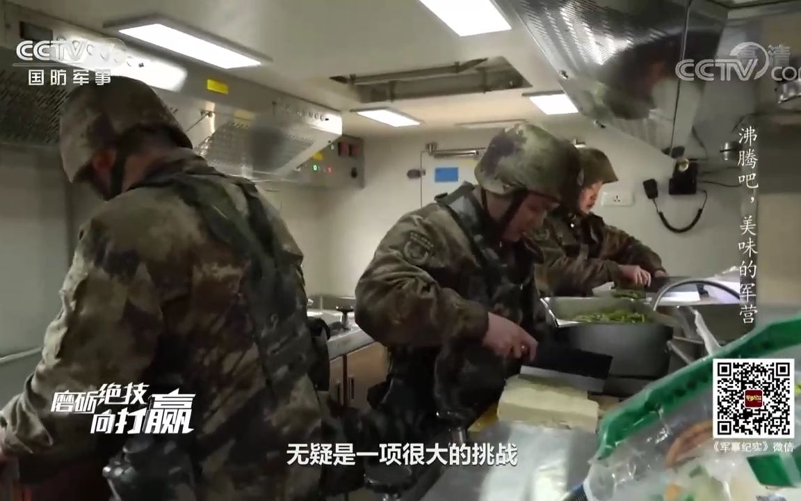 [图]炊事班在行进的炊事车上做饭做菜