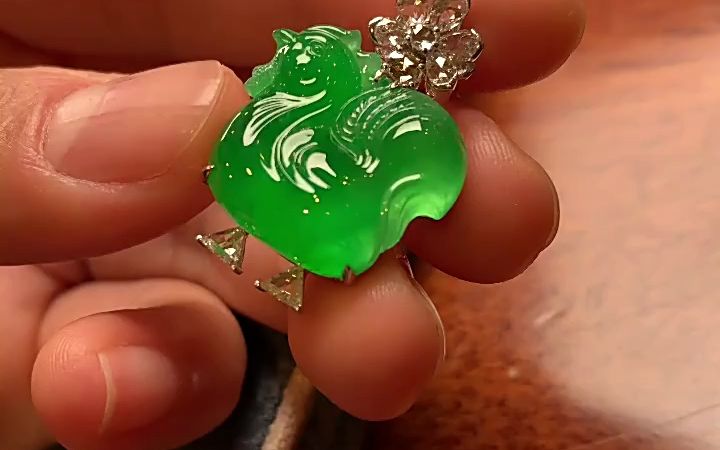 冰种阳绿满绿鸡翡翠吊坠