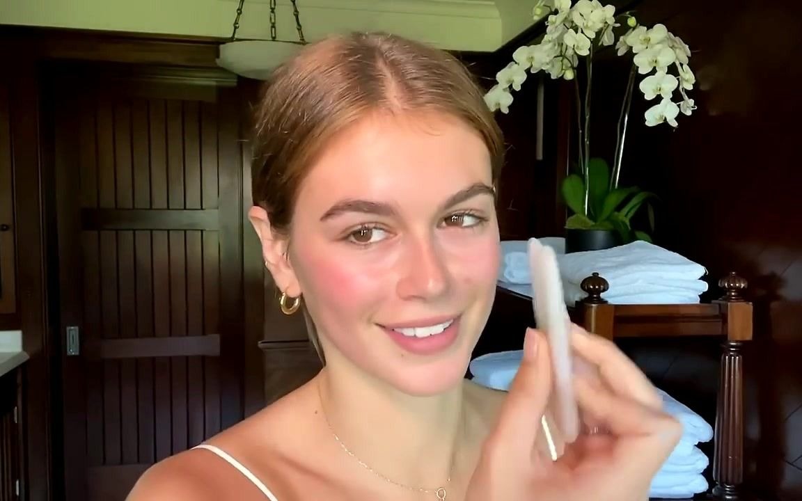 美国模特儿kaia gerber的脸部雕塑和阳光下的妆容指南