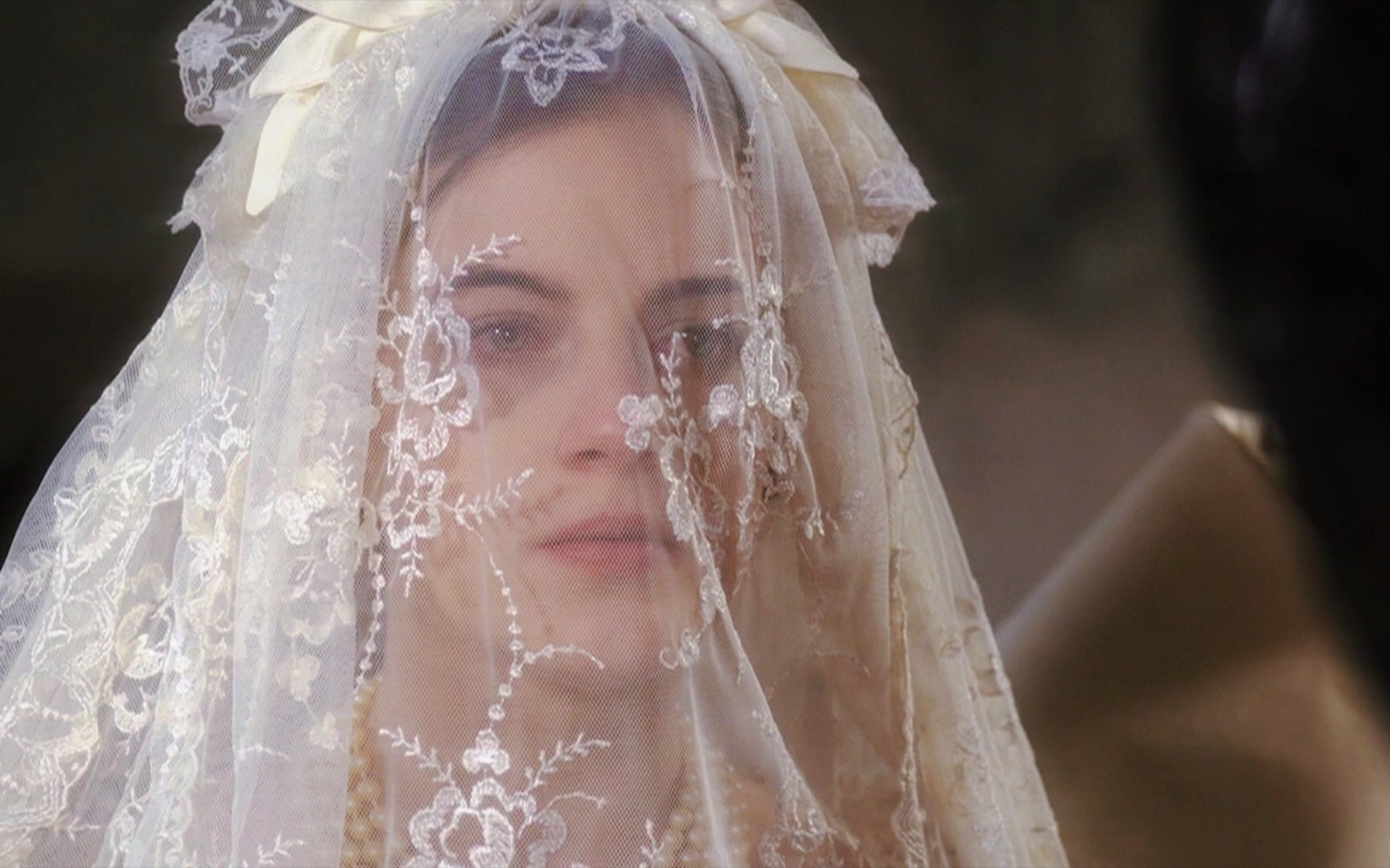 "她披着新娘头纱,与不能相认的爱人走向婚礼"2015版少女玛琳