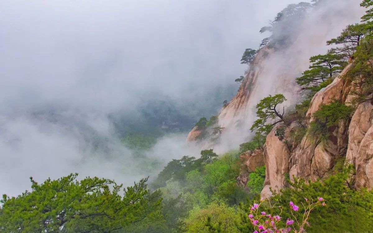 航拍千山龙泉寺附近的春天