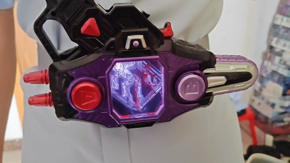 危险僵尸腰带变身展示,因为自己的腰太粗了所以给同事