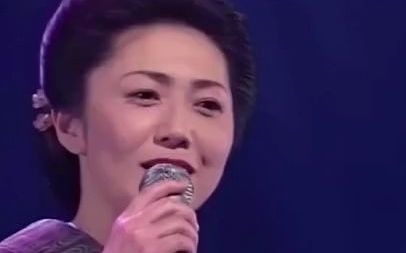 虽然歌名叫love is over,但根本没有什么结束的意思,听了反而让人有