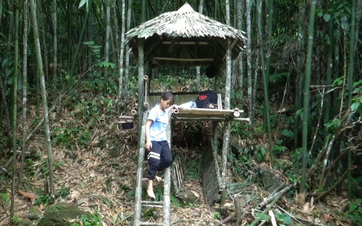 [图]小妹妹在竹林露营 搭建了一个精致的竹亭 背山面水 这地儿太美了