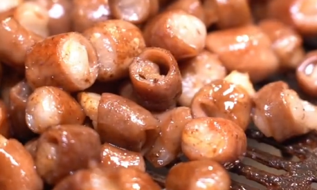 风靡贵阳的安顺屯堡烤小肠,找到出处了!蘸上辣椒面,好好吃啊!