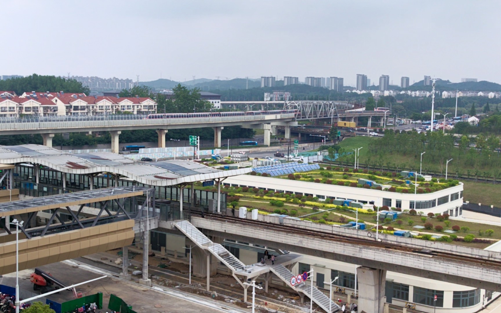 南京地铁二号线马群站双向出站,麒麟有轨电车马群站出站.