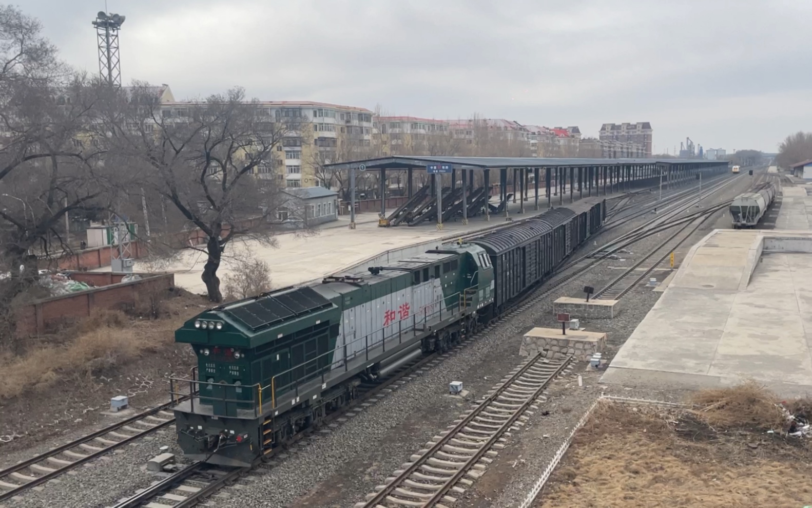 拉滨线哈局哈段hxn50268机车端逆向运行牵引4辆棚车编组的货物列车驶