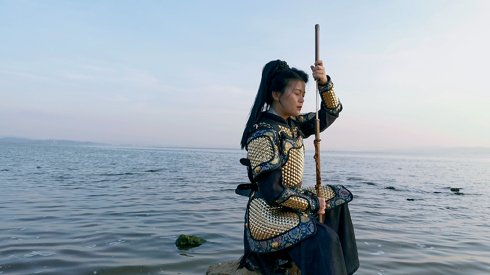 【摄影】女侠拔剑的姿势太酷了,都不敢靠近拍特写,只能拍远景