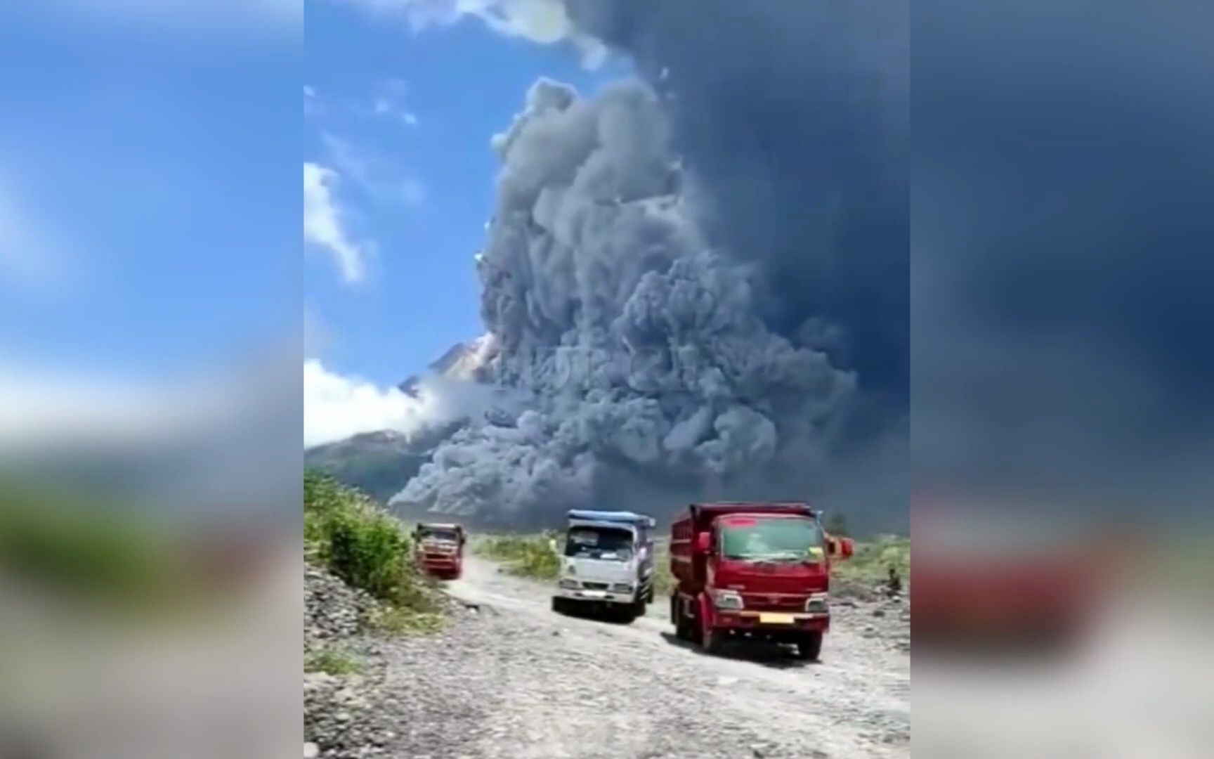 突发印尼默拉皮火山爆发,爪哇岛现在被火山灰遮盖!哔哩哔哩bilibili