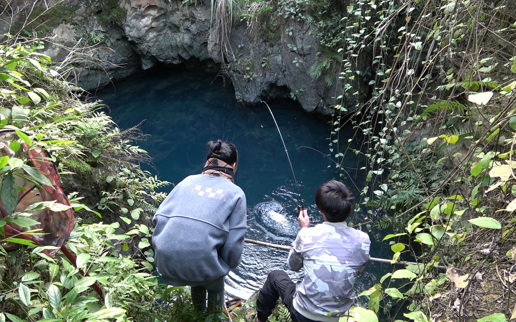 [图]小明深坑突遇巨物咬钩，两人拉出水面那一刻沸腾了，果然是条鱼王