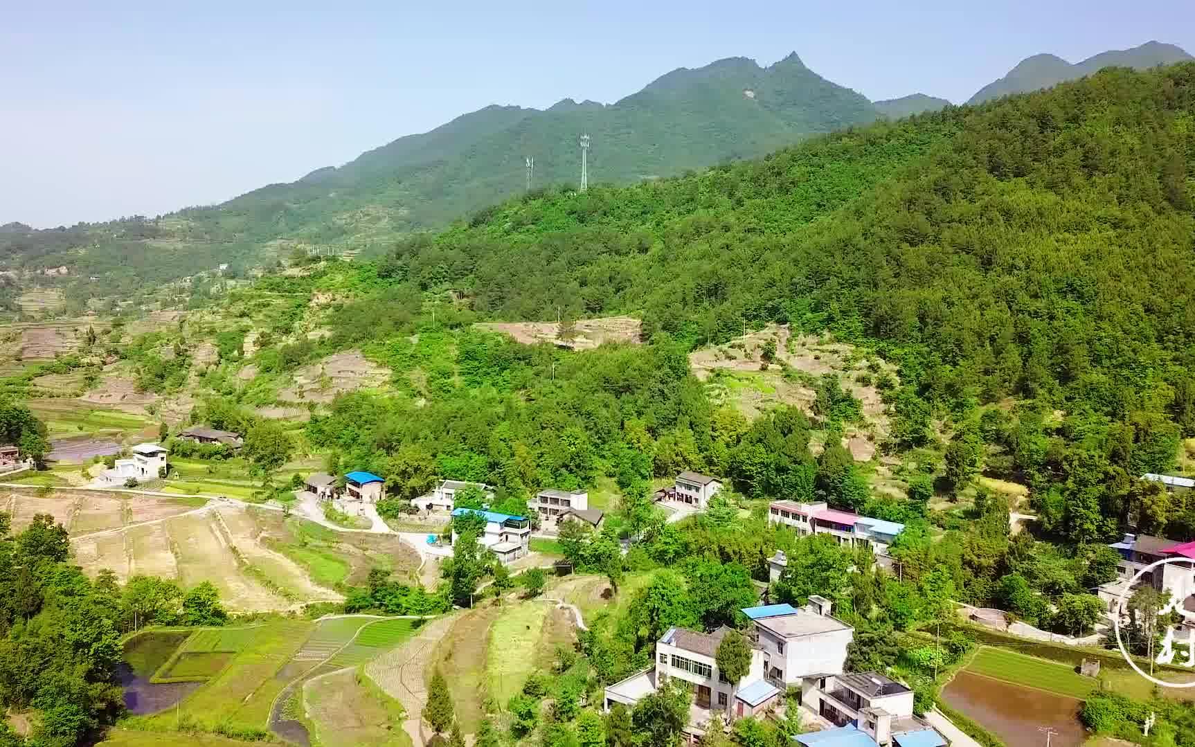 航拍四川偏远山区的农村家家通水泥路过着让城里人羡慕的生活