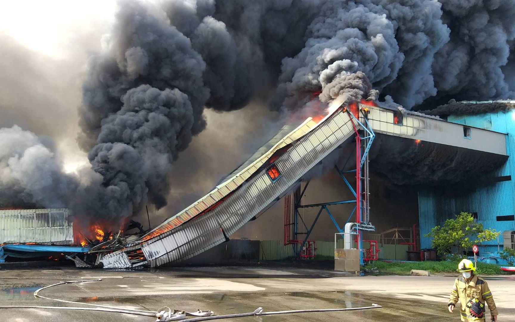 台湾10日突发大火现场烈焰冲天房屋迅速坍塌高空浓烟密布