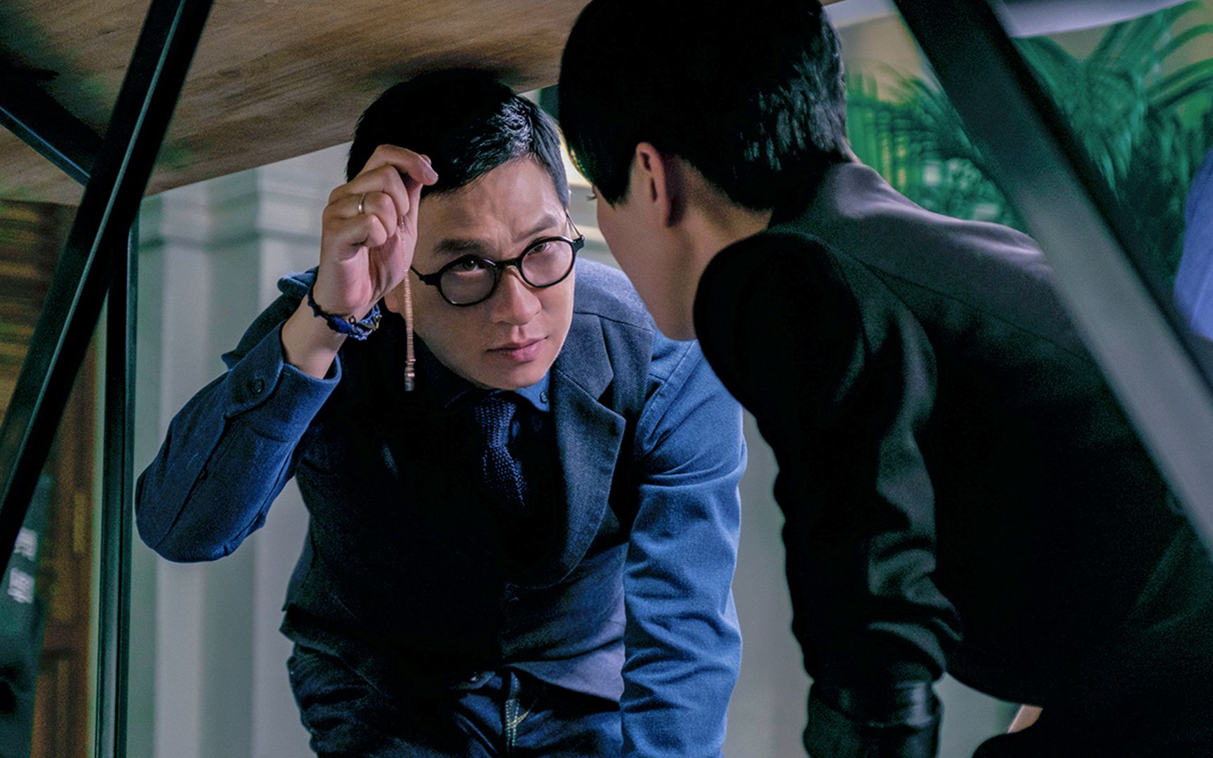 《催眠裁决》:仅用一根圆珠笔,让证人口吐白沫,操纵审判结果