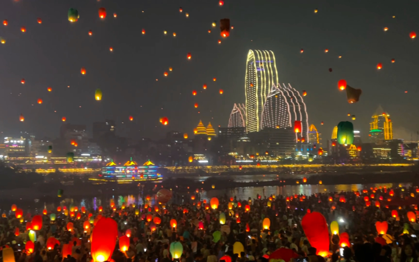 西双版纳泼水节特别节目之万人齐放孔明灯.