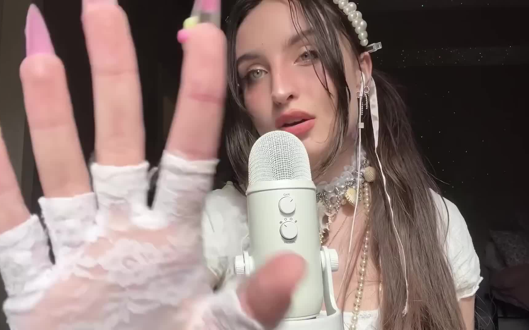 beebee asmr|近距离低语+诗歌朗读、本期语言生适用~可作为听力练习+翻译练习哔哩哔哩bilibili