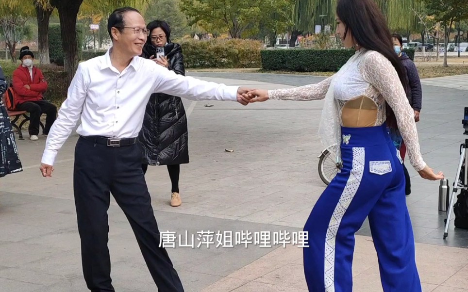 [图]妖娆妩媚的大美妞儿和大叔闪亮登场！