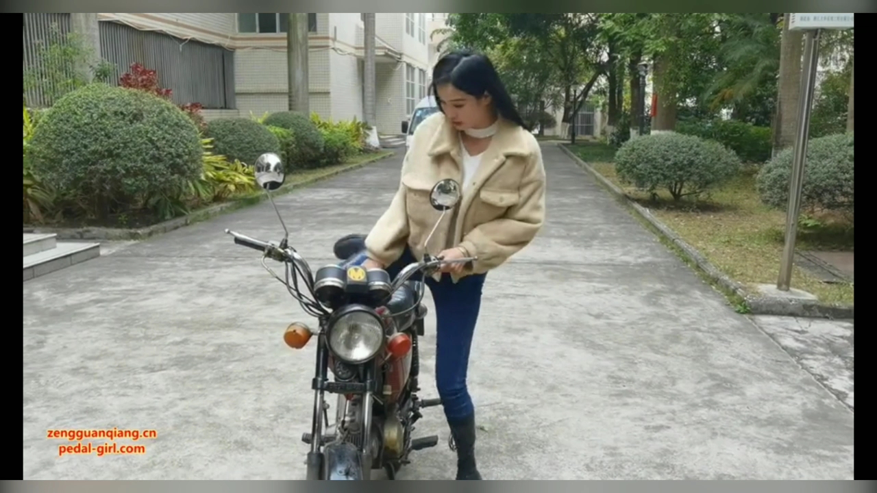 长靴美女踩发男装摩托车
