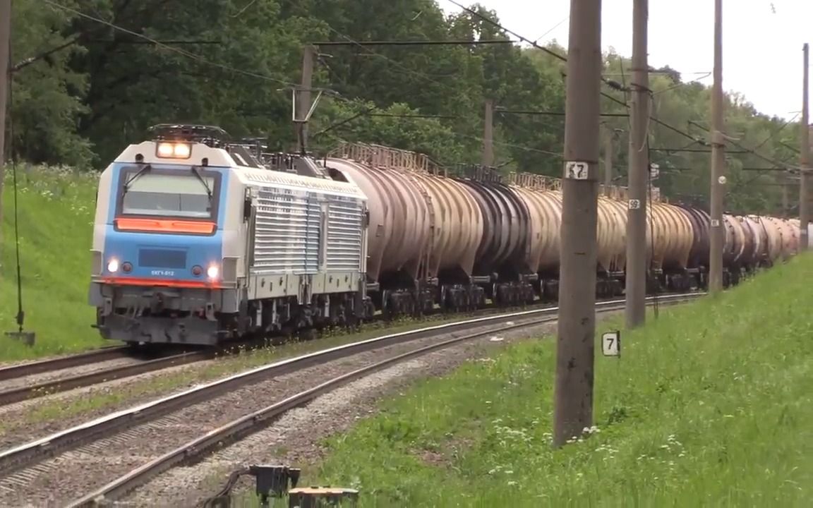 (卷帘门他兄弟)电力机车bcg1-012和chs4t-544