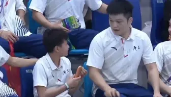 全红婵和樊振东等奥运冠军现身看台，全红婵吃小零食，和师姐打打闹闹有爱互动，谢思埸又在拍vlog~