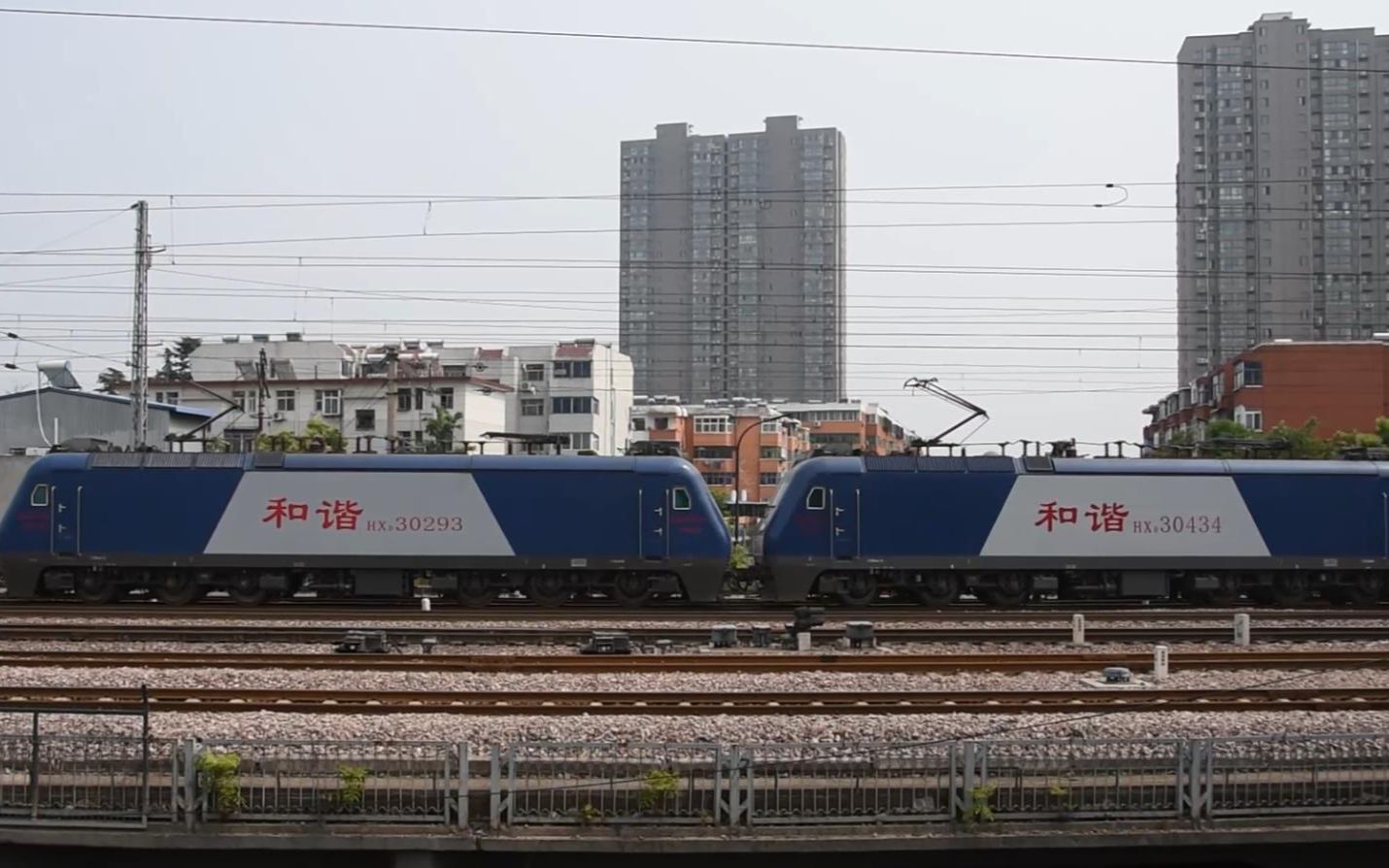 一对hxd3机车通过洛阳平等街桥