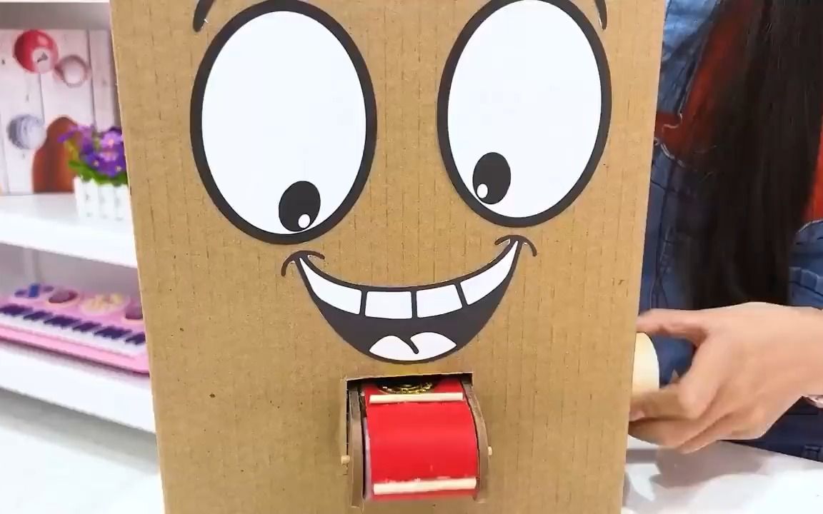小女孩和哥哥姐姐用纸盒制作卡通人物造型糖果盒的亲子玩具游戏