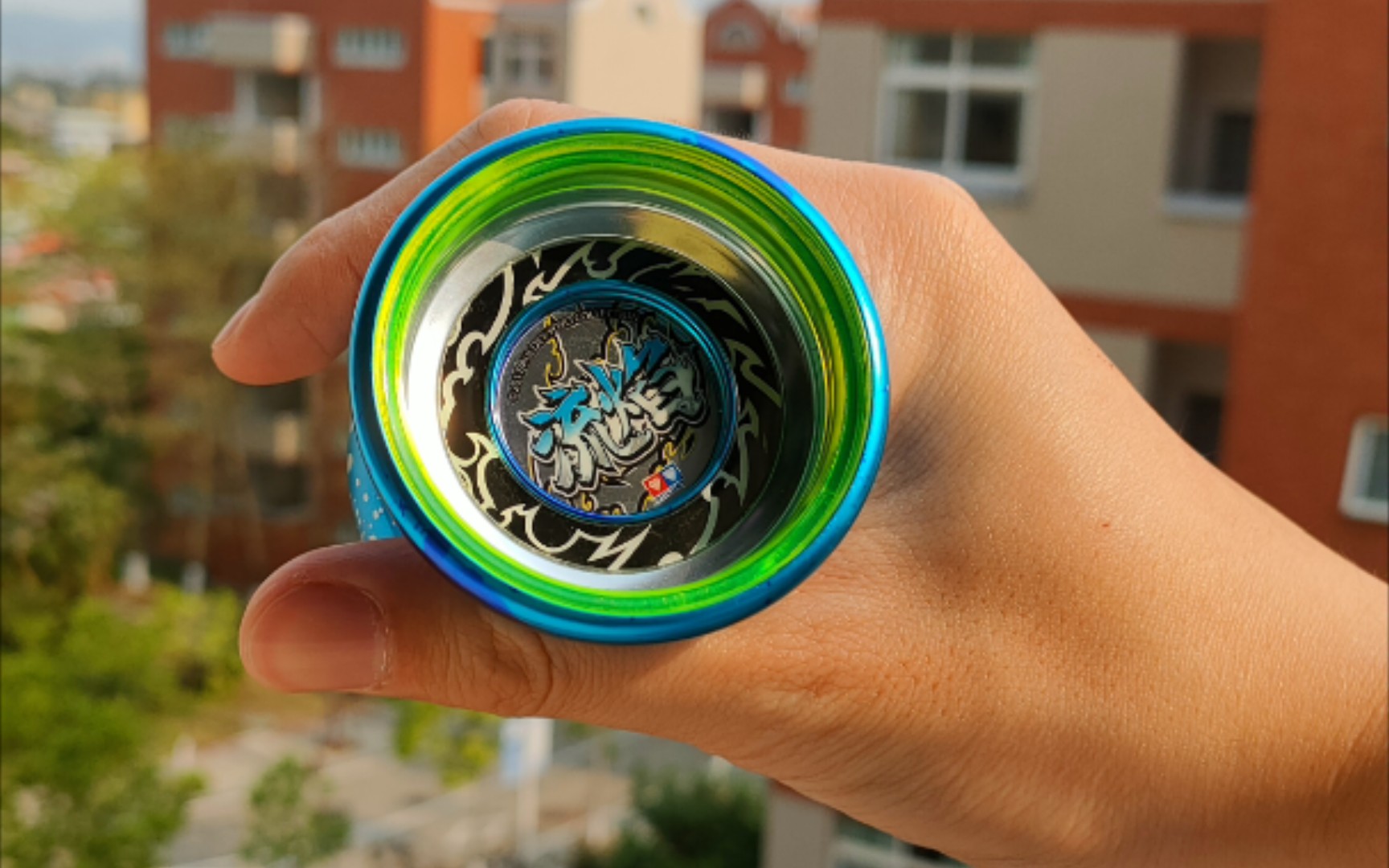 火力少年王流焰悠悠球在学校阳台试玩