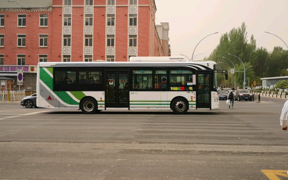 【长春公交】g229路一汽ca6100urbev25型纯电动公交车通过东民主大街