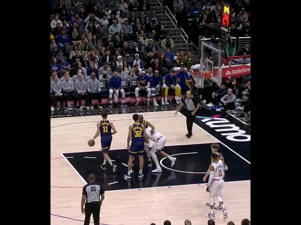 保罗格林附体,肘击泰斯,看来勇士算是完了,库里郁闷了