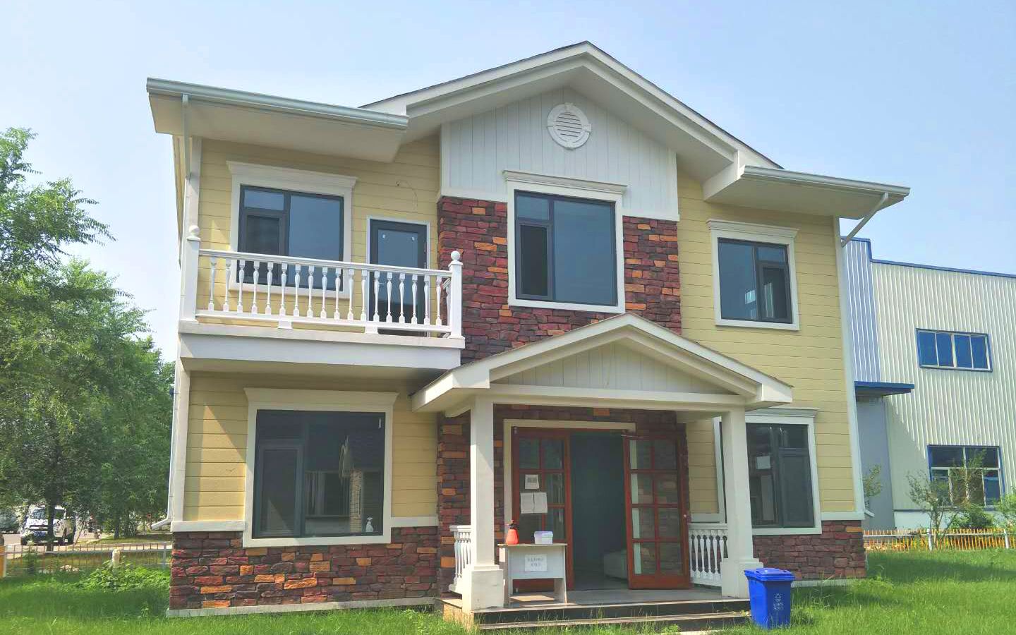 建轻钢别墅好不好?现场参观集成房屋岗亭公厕实景拍摄