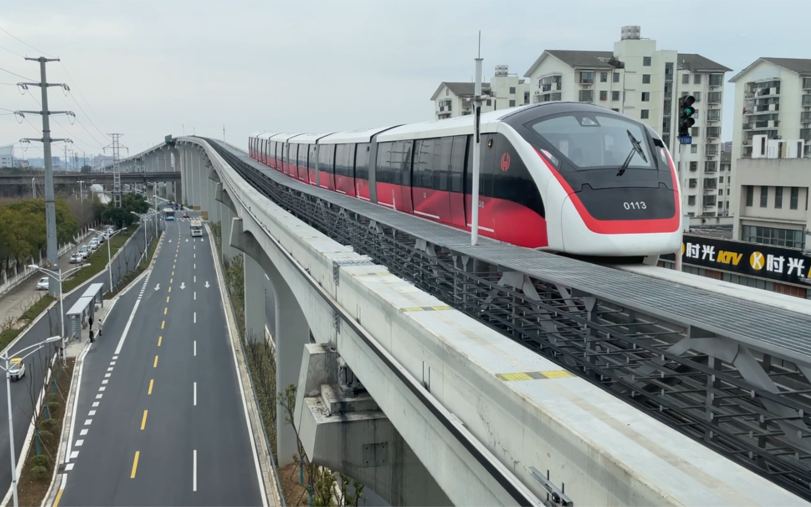 芜湖单轨1号线港一路出站加速通过淮南铁路跨线桥