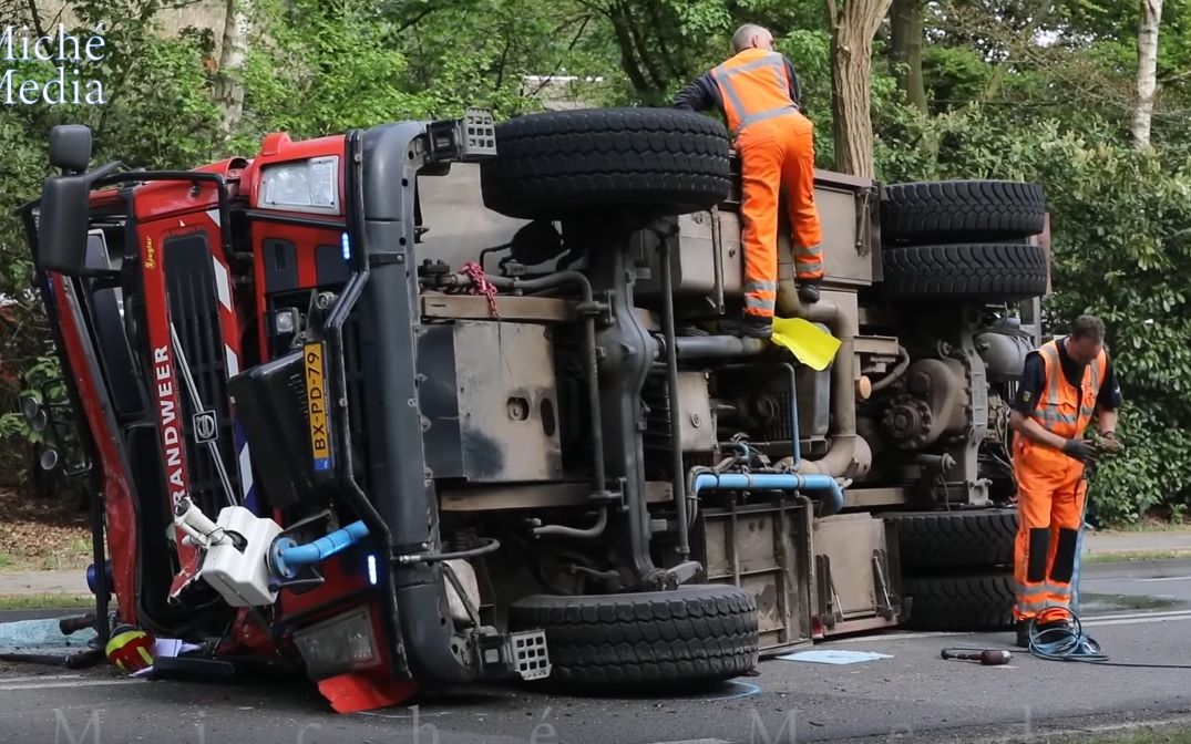 沃尔沃消防车翻车事故救援处理_哔哩哔哩 (゜-゜)つロ 干杯~-bilibili