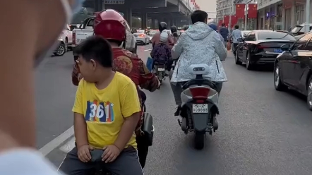 [图]放学路上遇见老师是什么感觉# 小学生假装没看见 熊孩子的迷惑行为 奇葩高能搞笑尴尬瞬间