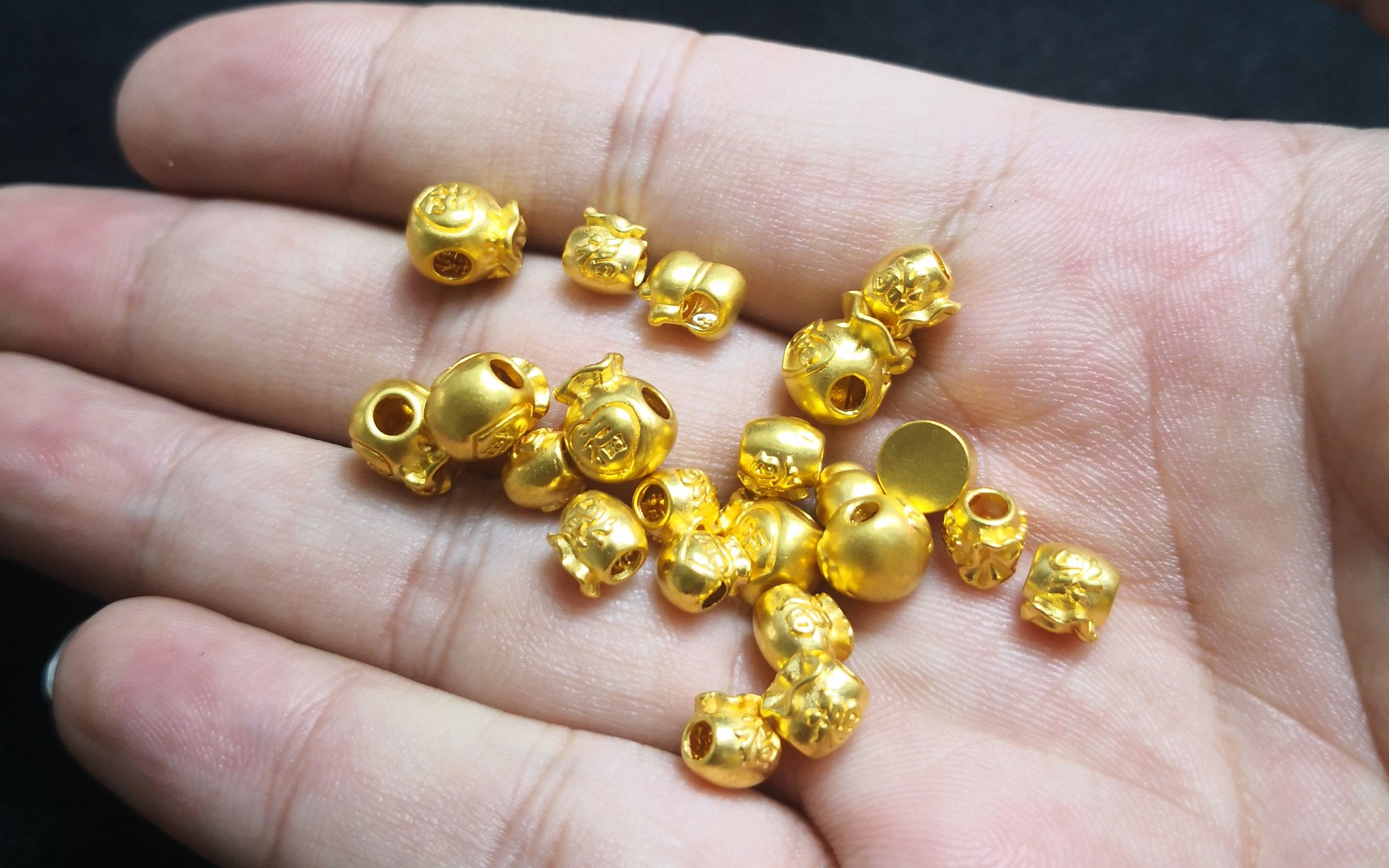 伟德国际2025年5月黄金价格走势揭秘：国际金价与品牌对比分析