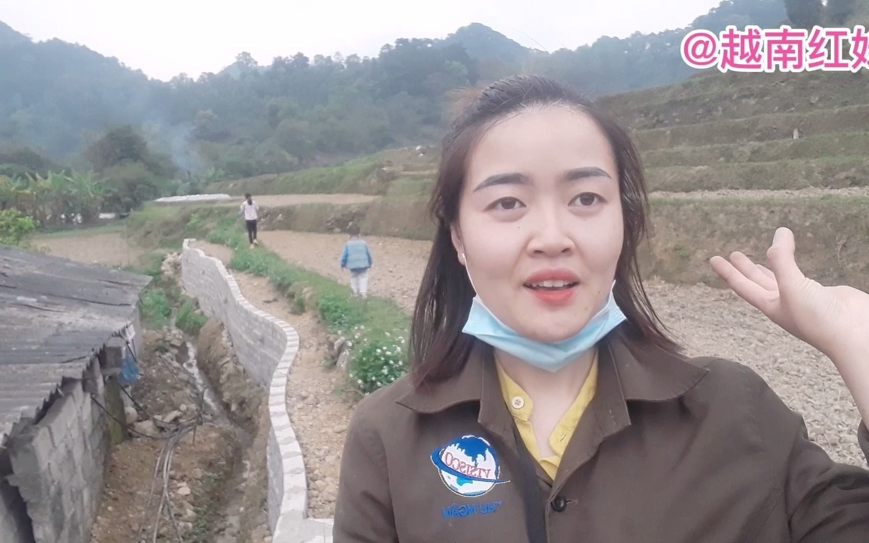 越南农村女孩,上班是老师下班是农民,背着喷雾器去田里喷药