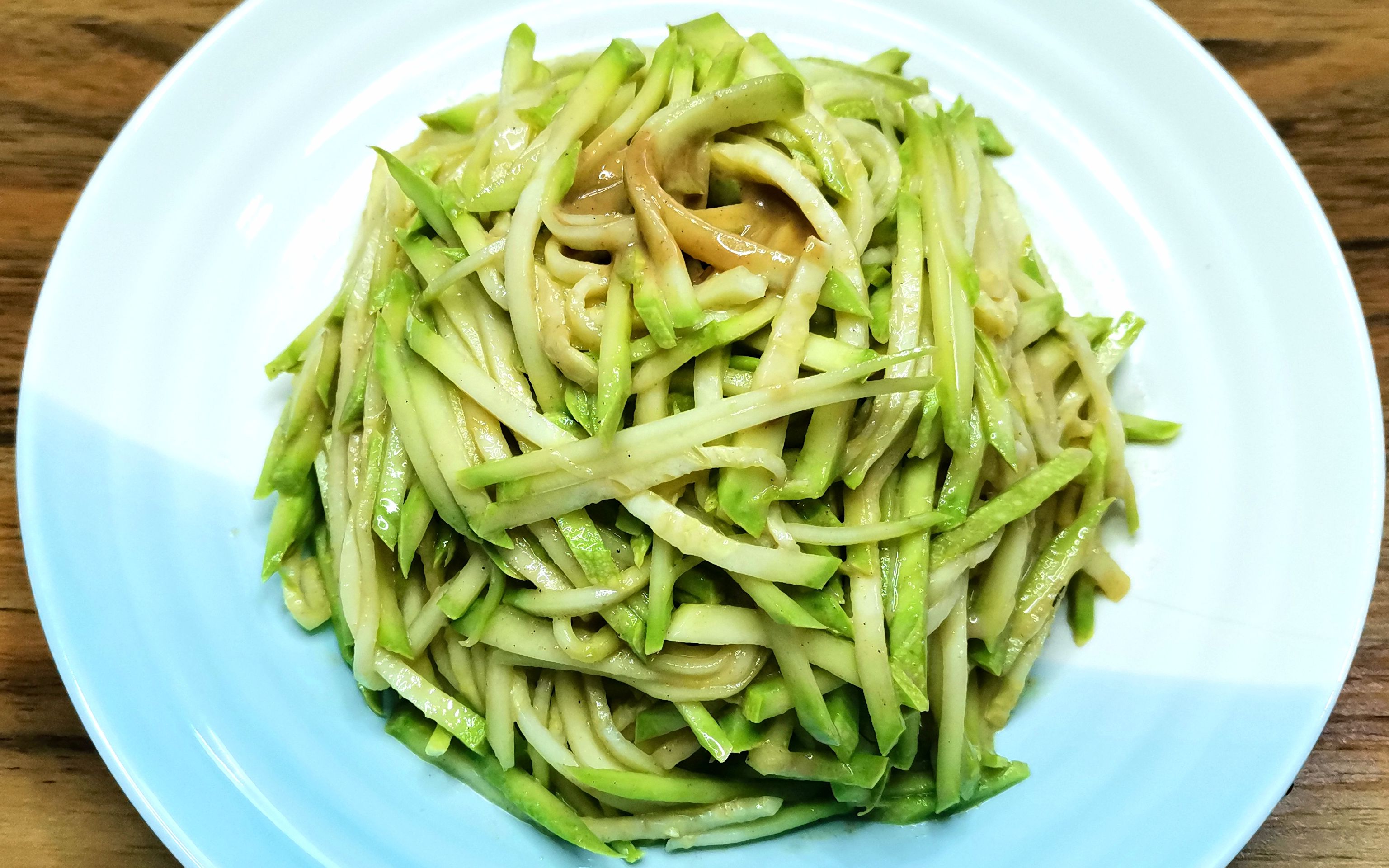 麻酱凉拌西葫芦,不蒸也不炒,5分钟上桌,清爽开胃,营养又补水