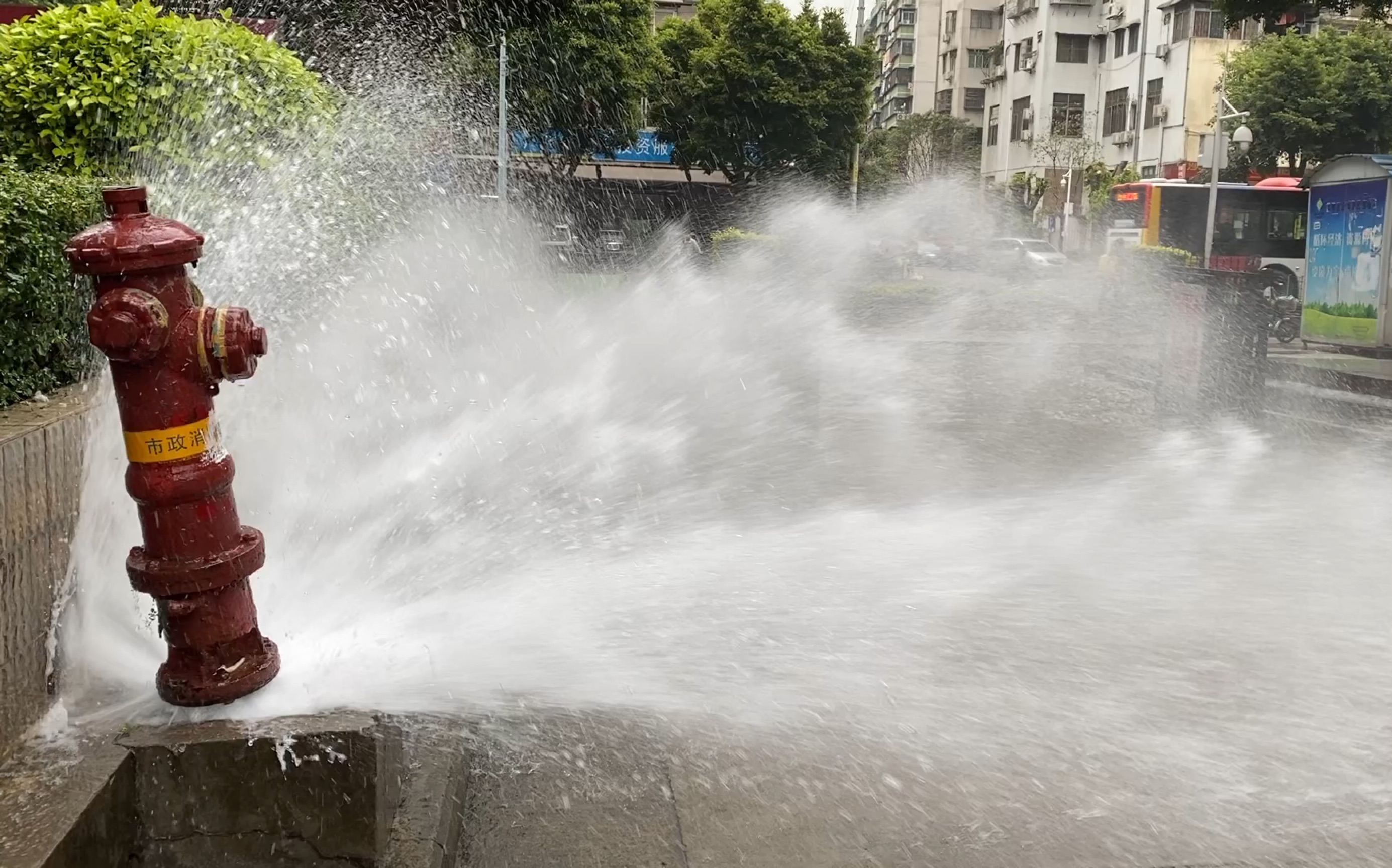 广州荔湾区小区爆水管
