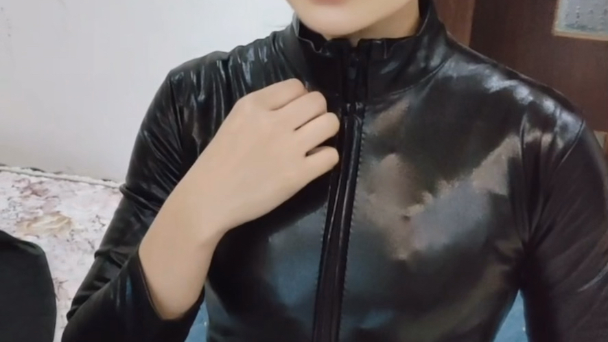 黑色紧身衣蒙面女杀手 准备带面纱行动了