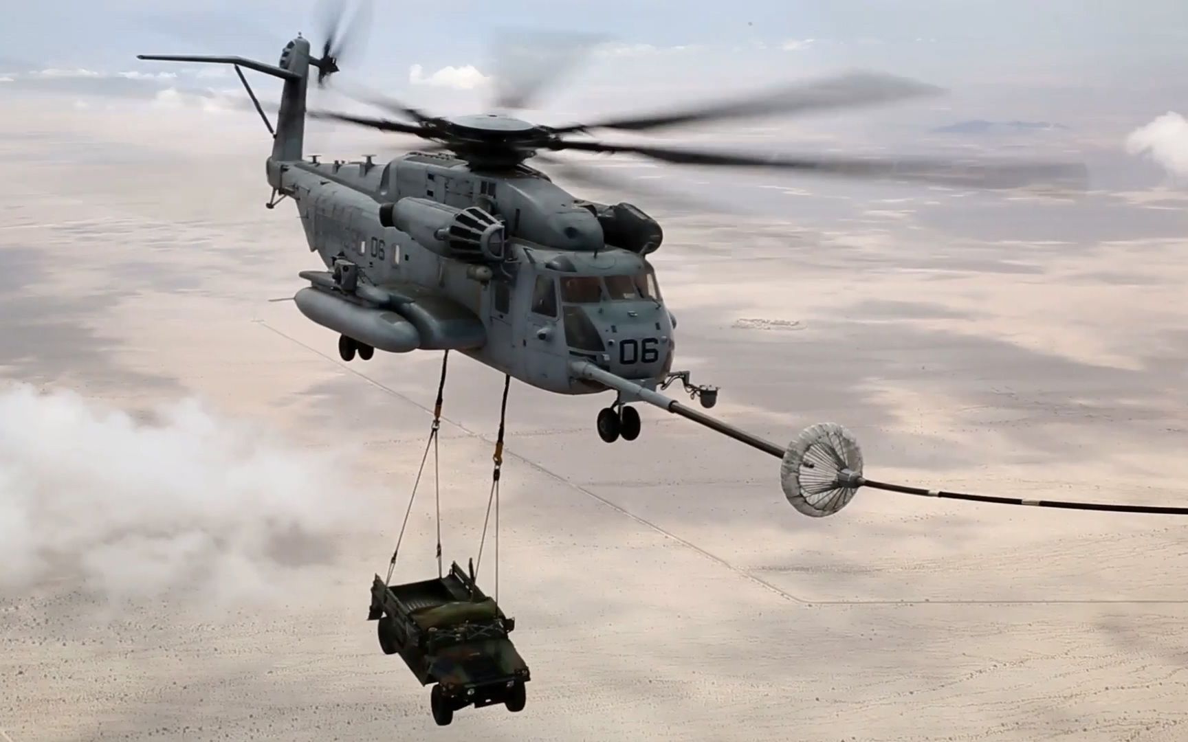 1中队kc-130j战术加油机为ch-53e重型直升机进行空中加油_哔哩哔哩