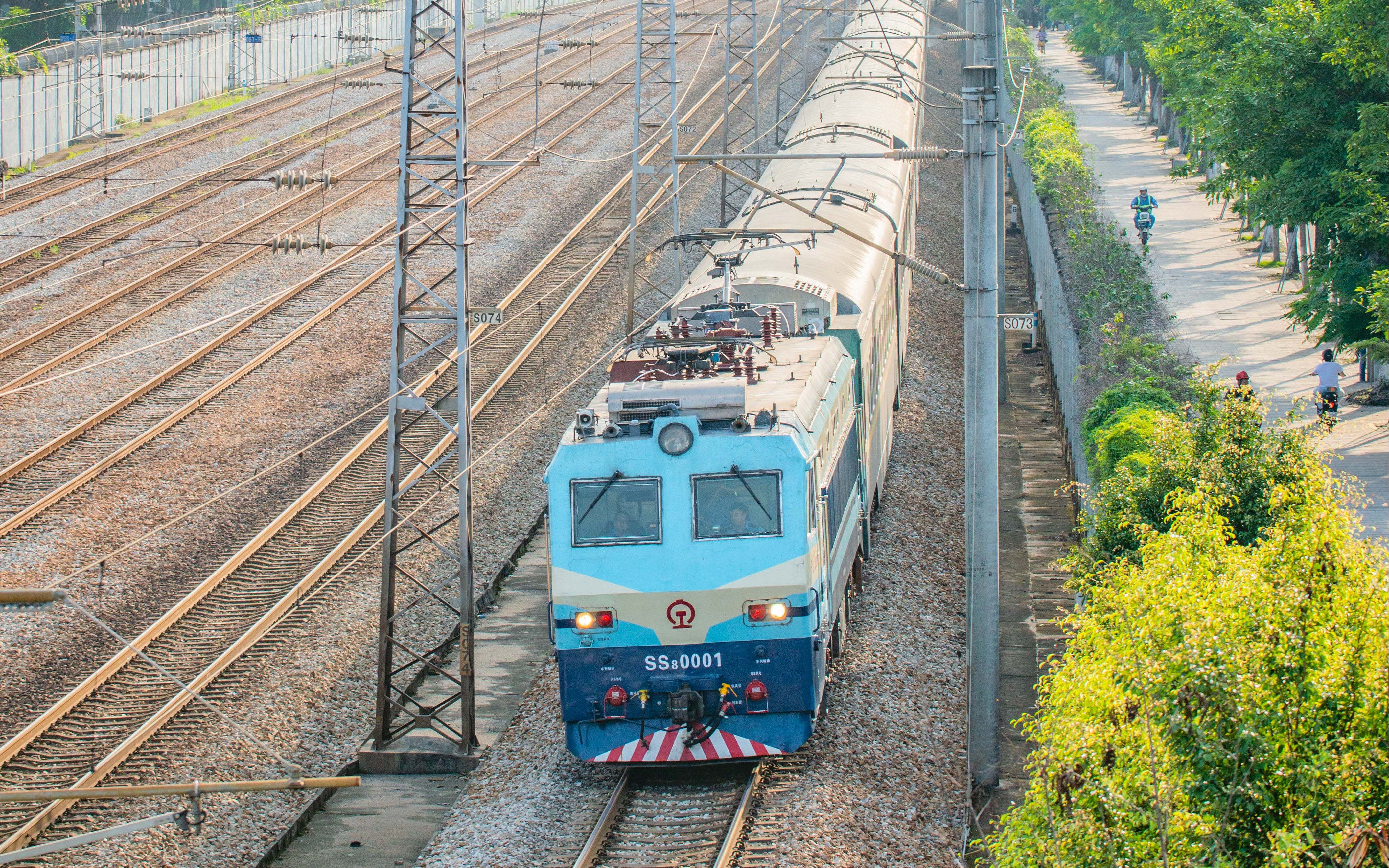 【广深铁路】再遇扫把王·ss8-0001担当的z697驶过农科院天桥