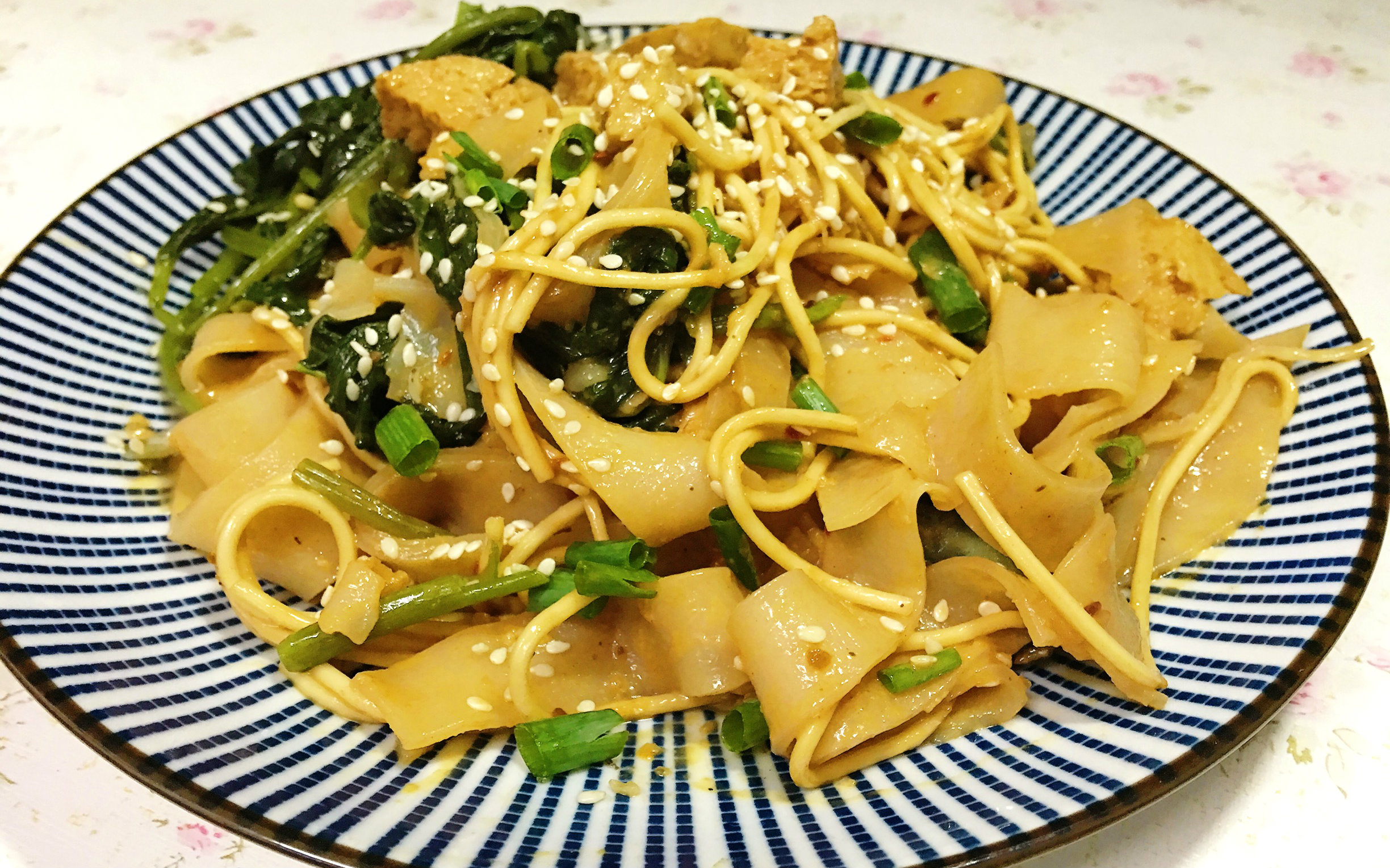 【宇小宙吃遍大宇宙】:夏日必备 简单好吃的减肥晚餐 凉皮凉面