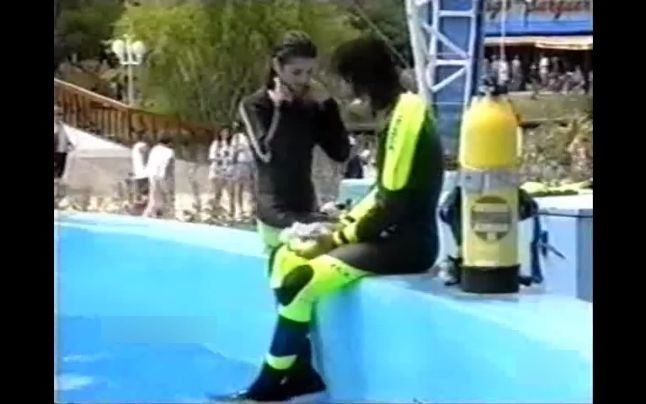 [图]水族馆的小姐姐吃醋了，一脸的嫌弃男潜水员 潜水电影315