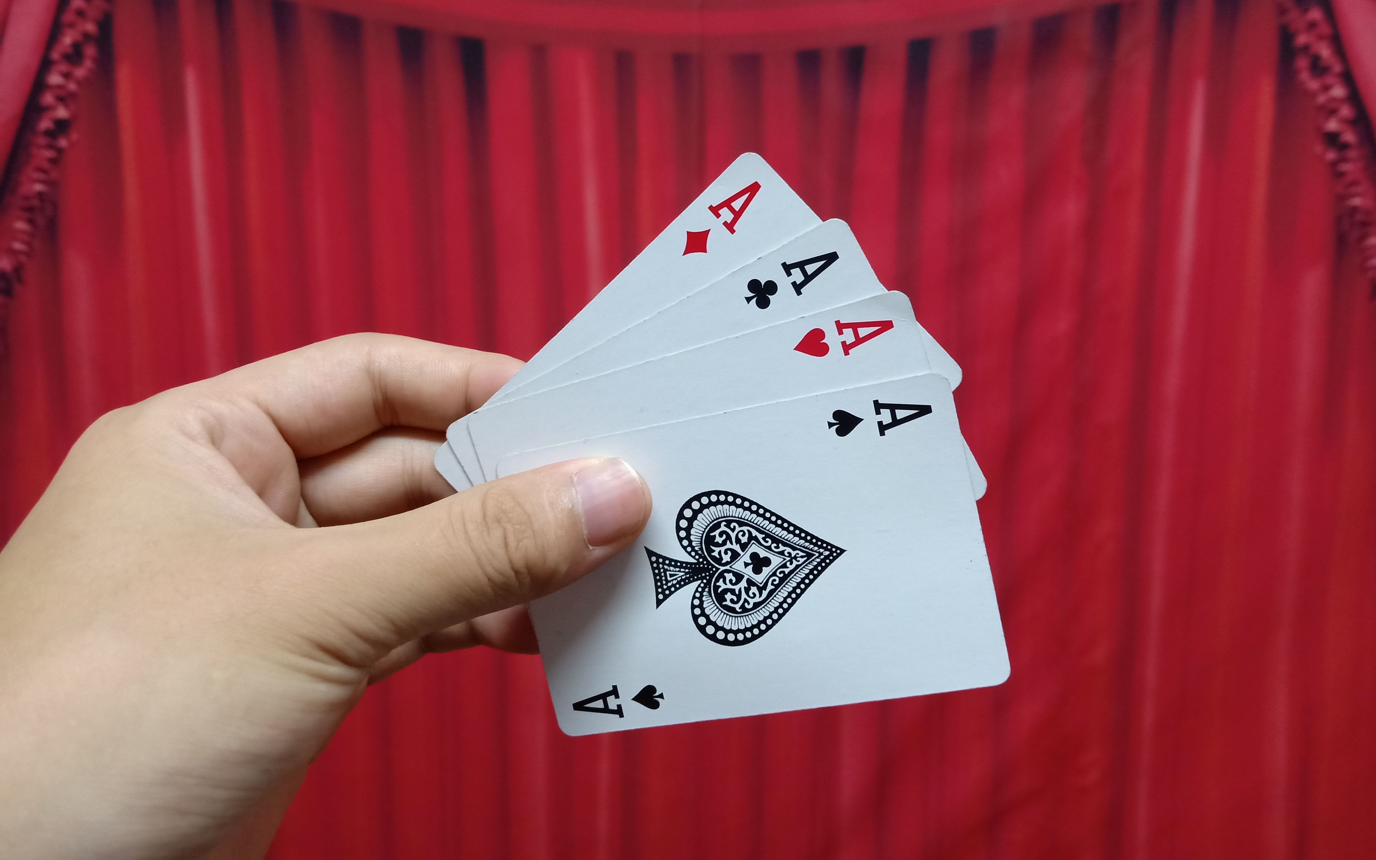 魔术师空中抓出4张a,比赌神还厉害,现在为你揭秘!