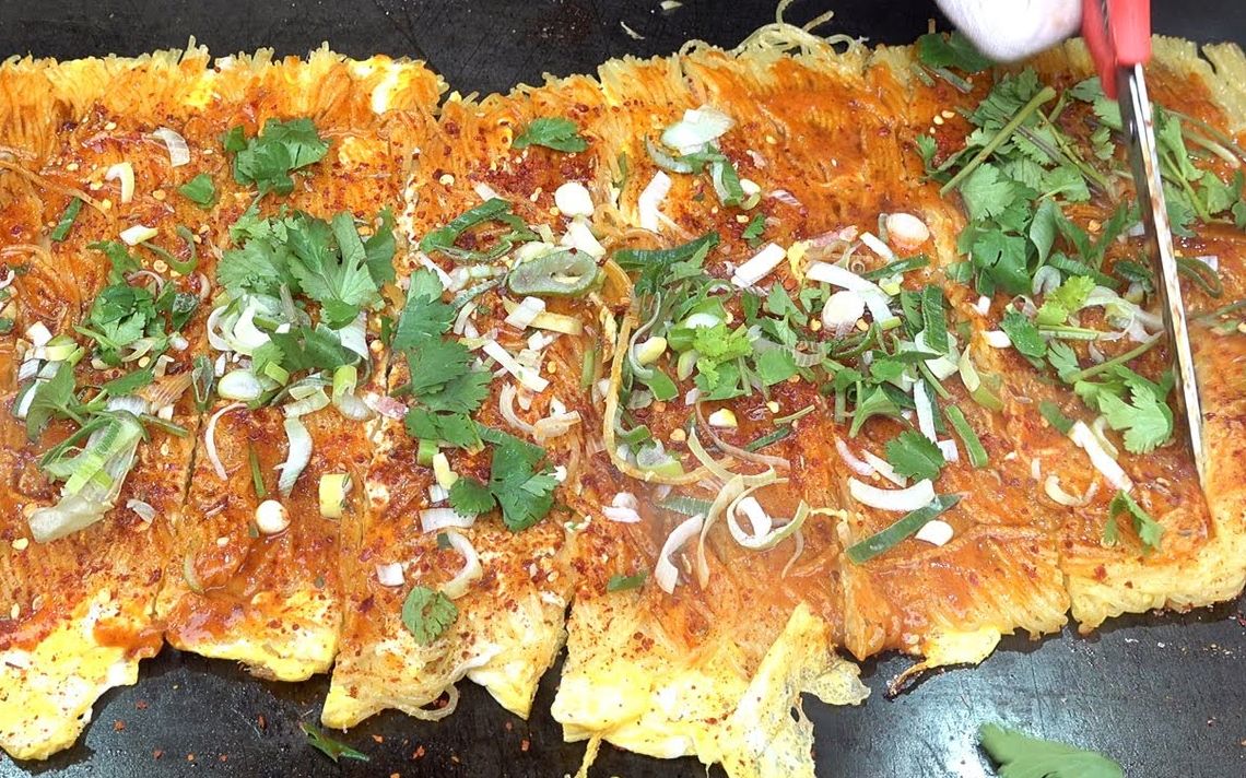 【街边美食】韩国香喷喷铁板炸冷面