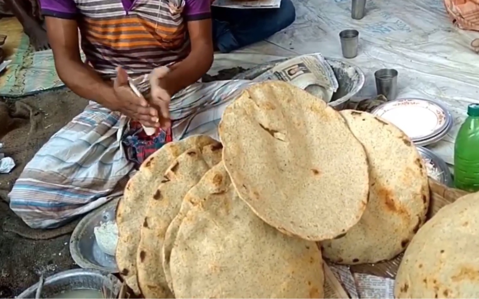 印度加尔各答街头泥锅烤馕这种maskalei面包在当地是平民消费面包