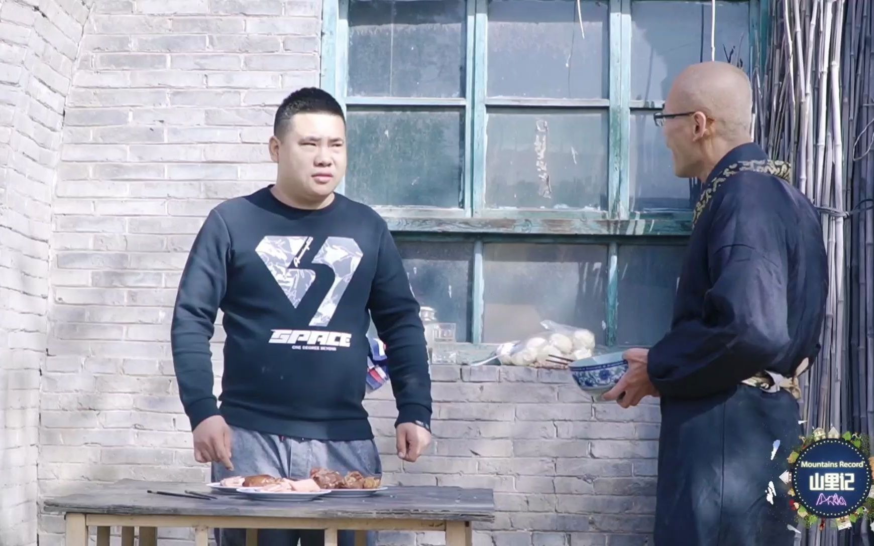 山里记师傅来徒弟家蹭饭,说好只吃一勺,结果一勺子下去全没了