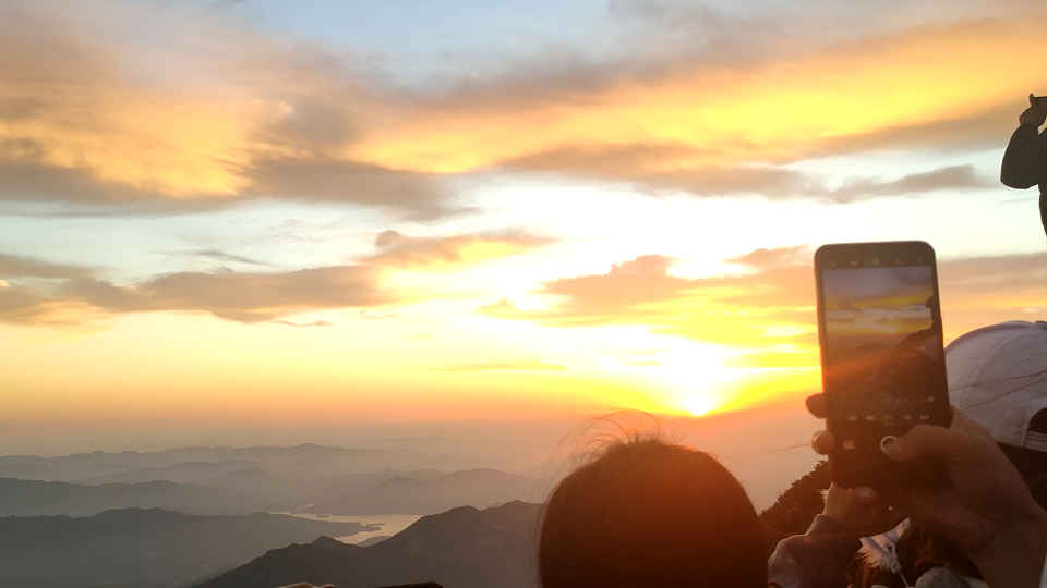 泰山 七千多级的台阶 全程爬了五六个小时 一步一个脚印 想了一百个泰山文案 也不及登顶那一刻的浪漫.哔哩哔哩bilibili